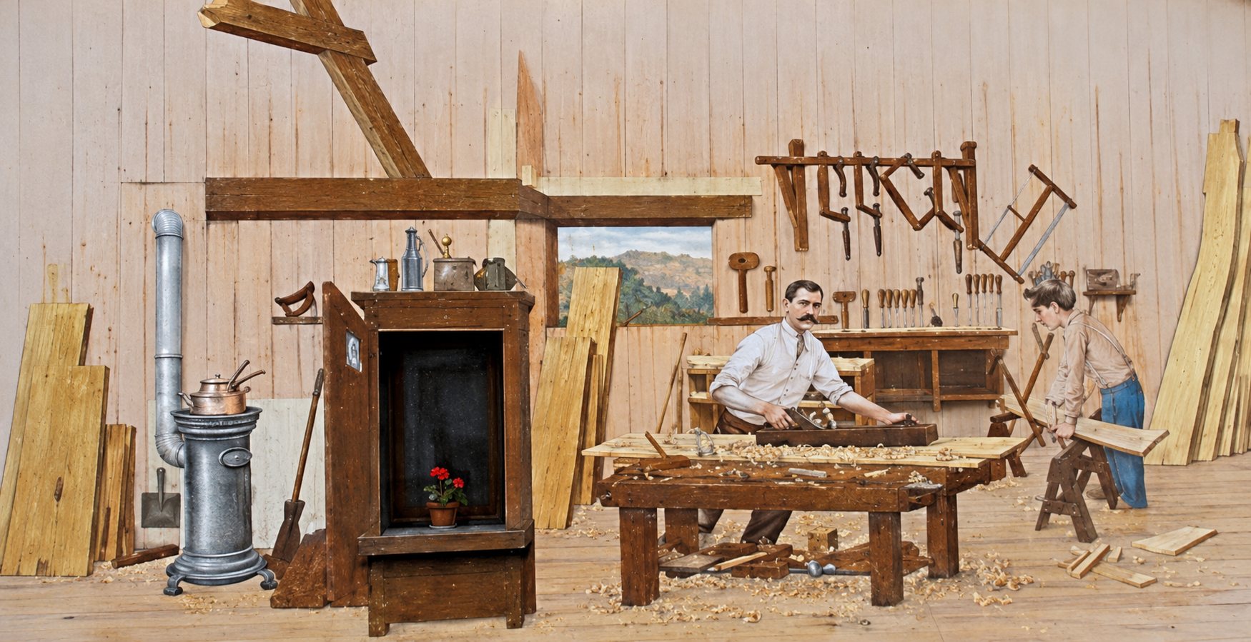 Fresque murale de l'atelier : un menuisier à l'établi et un jeune apprenti qui porte une planche, devant le mur d'outils.